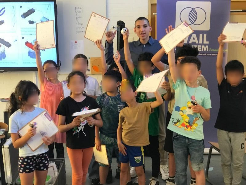 Kinderen ontvangen certificaten na een workshop