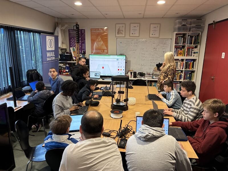 Jongeren ontwerpen en programmeren in het Sociaal Innovatie Lab