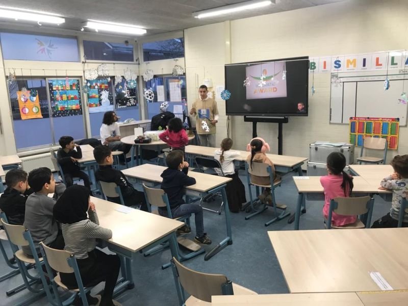 Kinderen nemen deel aan een workshop in de klas