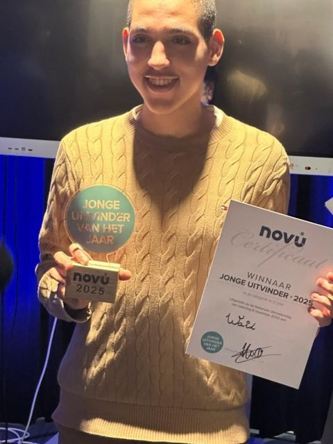 Wail Kherrazi met NOVU Jonge Uitvinder van het Jaar 2025 trofee en certificaat
